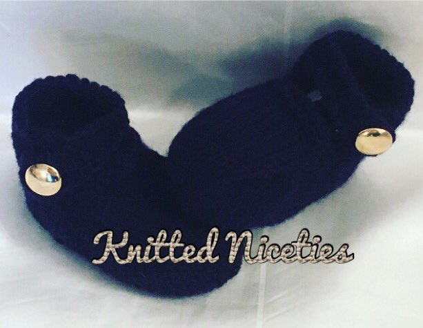 KnittedNiceties's tweet image. #unisex #pramshoes #knitted_niceties 
Navy shoes with gold button fastening
