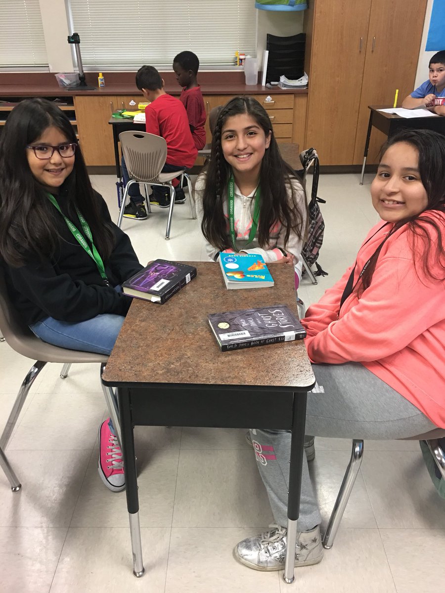 tuckertotsin106's tweet image. Our llamas read with third grade today! 📚#ChildrensBookWeek #mesq4th #llamasdoingwork #HenrieElementary #HenrieHawks