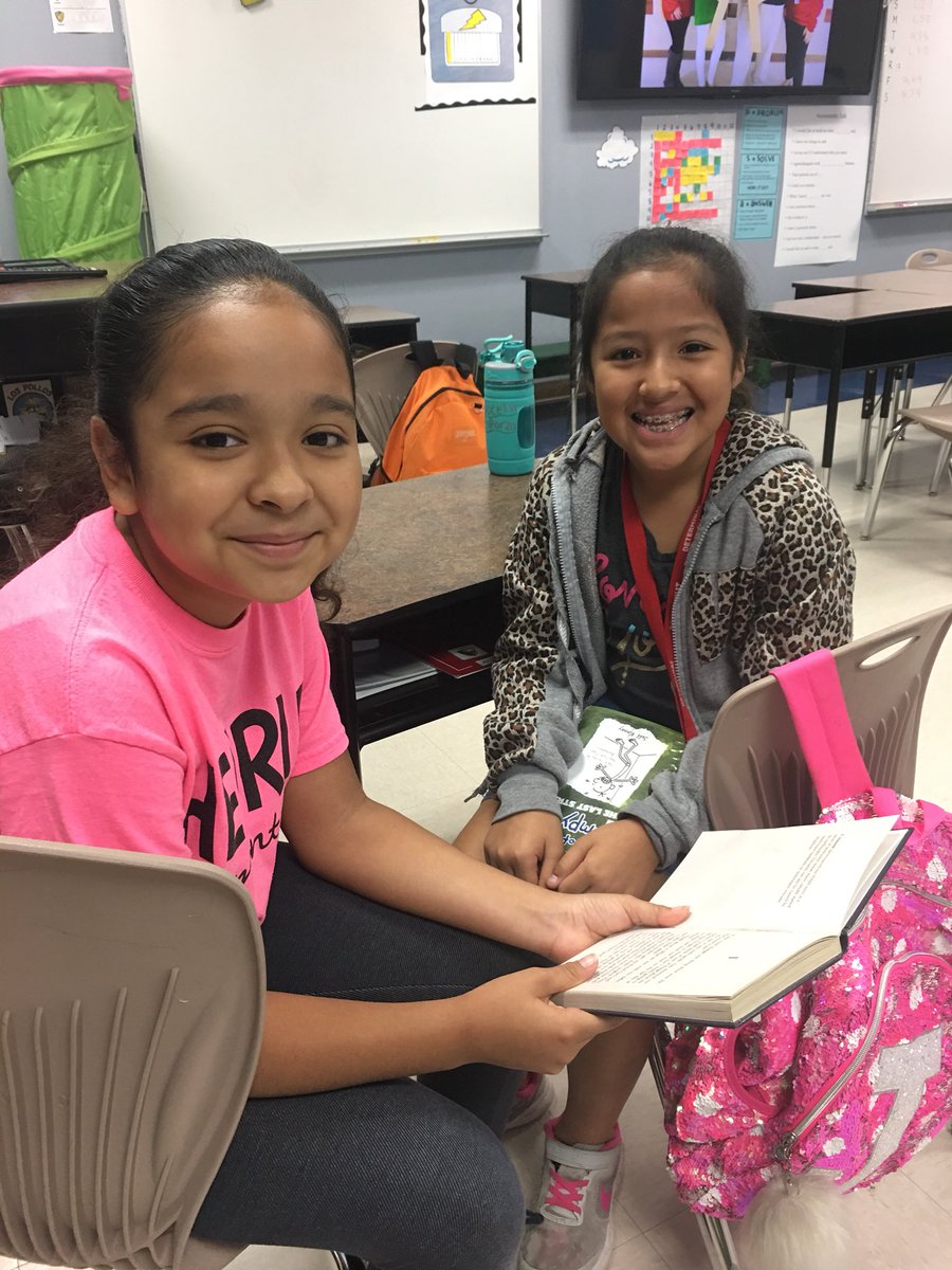 tuckertotsin106's tweet image. Our llamas read with third grade today! 📚#ChildrensBookWeek #mesq4th #llamasdoingwork #HenrieElementary #HenrieHawks