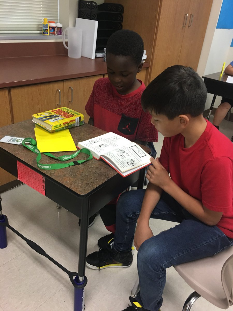 tuckertotsin106's tweet image. Our llamas read with third grade today! 📚#ChildrensBookWeek #mesq4th #llamasdoingwork #HenrieElementary #HenrieHawks