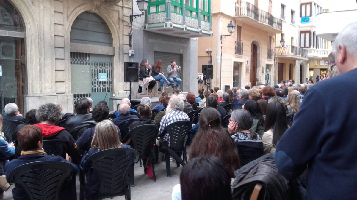 1octBP's tweet photo. Èxit de participació avui a l’ #Arboç Gràcies @CDRArbocenc per l’organització i @CarlaVall @EliBorreda i @AlbanoDante76 per participar-hi i ajudar-nos a entendre millor el post 1 d’octubre #DemocràciaBP https://t.co/FF4TqVwiQQ