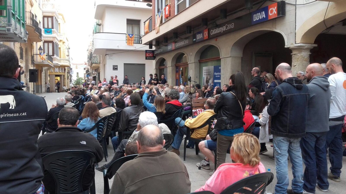 1octBP's tweet photo. Èxit de participació avui a l’ #Arboç Gràcies @CDRArbocenc per l’organització i @CarlaVall @EliBorreda i @AlbanoDante76 per participar-hi i ajudar-nos a entendre millor el post 1 d’octubre #DemocràciaBP https://t.co/FF4TqVwiQQ