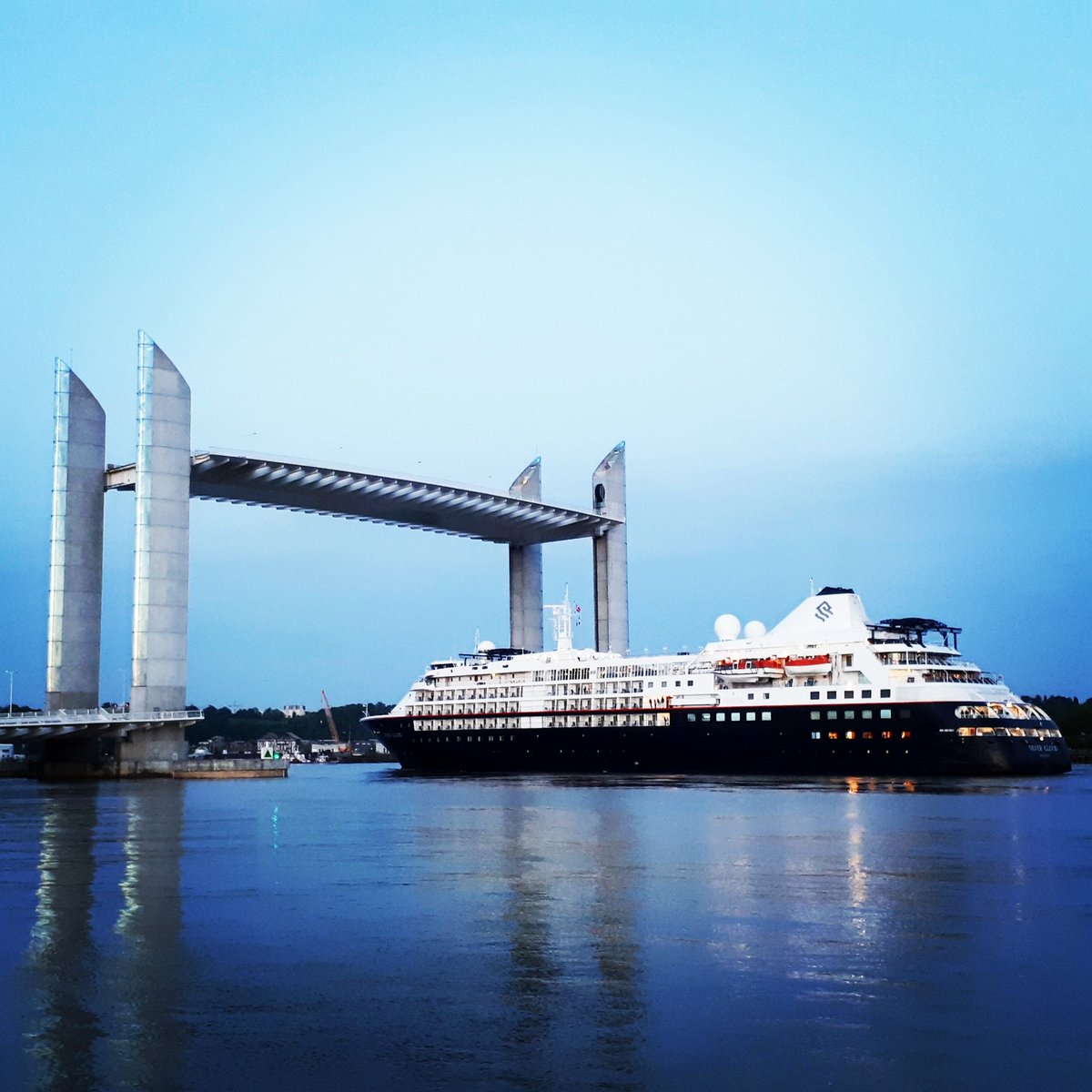 BxMetro's tweet photo. #pontJCD #bordeaux | Bye bye #paquebot #silvercloud !
#instagram
https://t.co/e6JzYgLZvF https://t.co/bLKhQh791R