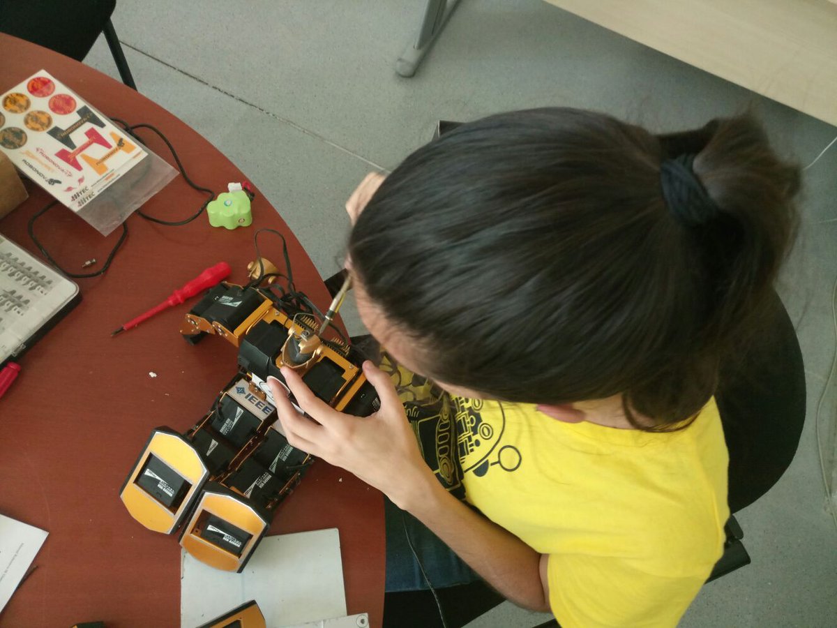 IEEEUPCT's tweet photo. Poniendo a punto nuestro Robonova👾 Para la Feria de la ciencia de GRANADA!! @ParqueCiencias Con nuestros #FrIEEEnds de @ieeegranada #IEEE #Incursion #UPCT #UGR https://t.co/W3ObhEP1C5
