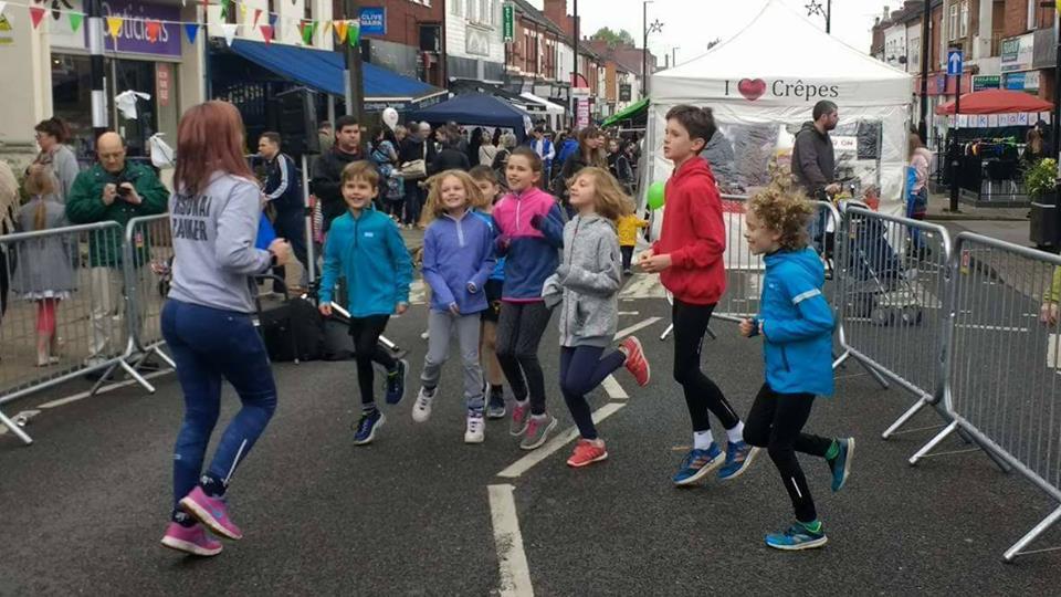 EarlsdonRunClub's tweet image. We'll be @earlsdonfest on  #BankHolidayMonday. We'll be putting the kids through their paces in a running drills demo at 11.30am. 

Come &amp;amp; say hello to us on our festival stand &amp;amp; find out more about what we do! #EarlsdonFest #CovHour