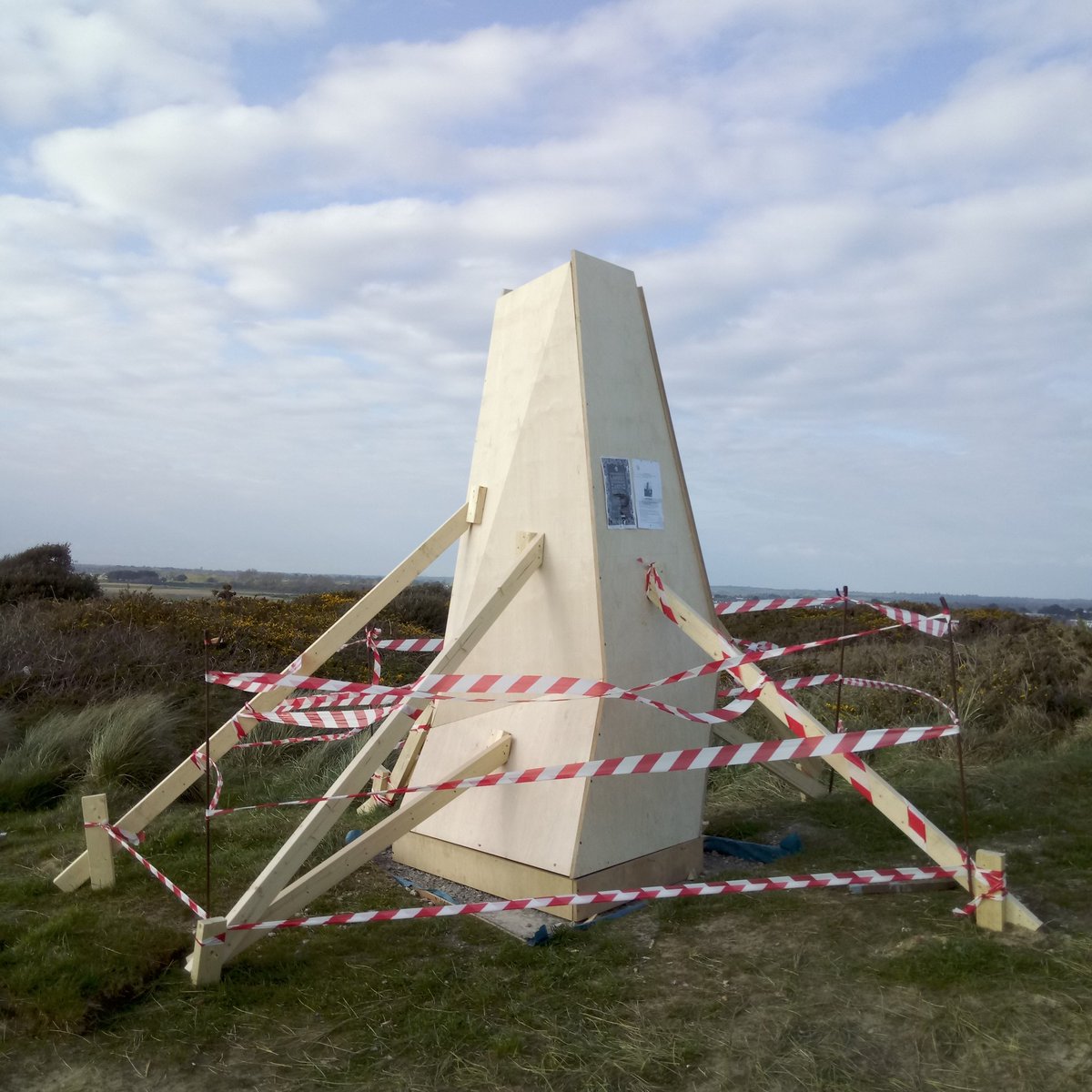 ArtBriony's tweet photo. Volunteers wanted tomorrow and Saturday on Hengitsbury Head: find out what's happening inside this box, help make a rammed earth sculpture #beaf2018 #Bournemouth #volunteer #art https://t.co/7AVOPTChmk