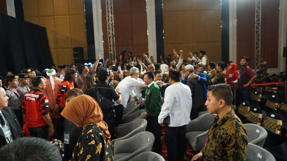 DPDPDIPJateng's tweet photo. Usai debat, @ganjarpranowo dan @TajYasinMZ menghampiri pendukung paslon 2, menyalami dan berterima kasih telah menciptakan suasana debat yang kondusif. #KamiGanjarYasin #DebatPilgubJateng #Bant3ngNomor1 #GanjarYasinGubernurInovasi https://t.co/cuMElpeuBF