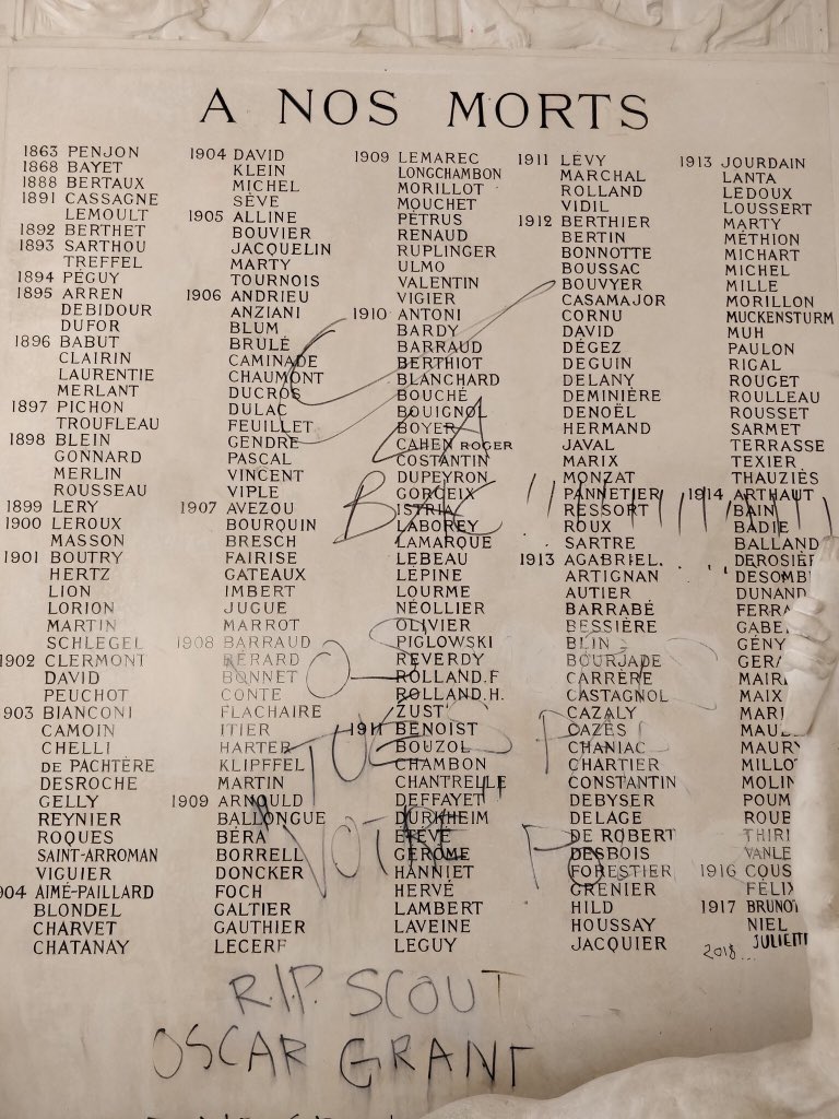AnnieGenevard's tweet photo. La dégradation d’un monument à la mémoire des élèves tombés pour la France est absolument abjecte.
Les auteurs de cet acte font honte à la France et à l’Histoire de ce haut lieu de la méritocratie républicaine qu’est l’#ENS. 

#ENSOccupation https://t.co/iTuIQFBVmn