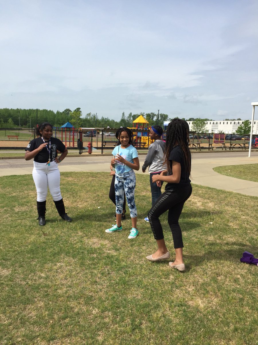 KimGlover9's tweet photo. Taking advantage of the sunshine and having a brain break outdoors. These kids have been working HARD all morning preparing for the state math test. @TweetDCS_OES #RaiseTheBar #beAwesome #teamDCS https://t.co/ggRW92ta3S
