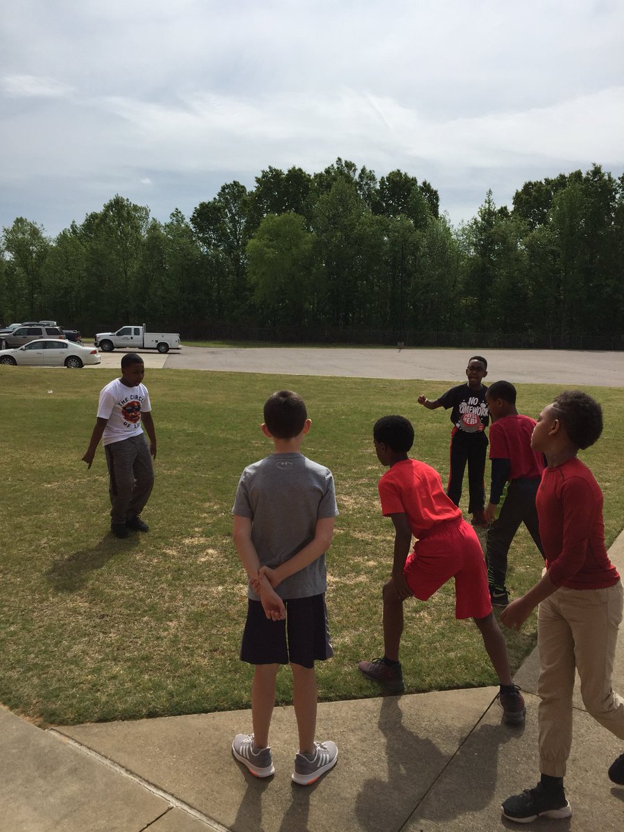 KimGlover9's tweet photo. Taking advantage of the sunshine and having a brain break outdoors. These kids have been working HARD all morning preparing for the state math test. @TweetDCS_OES #RaiseTheBar #beAwesome #teamDCS https://t.co/ggRW92ta3S