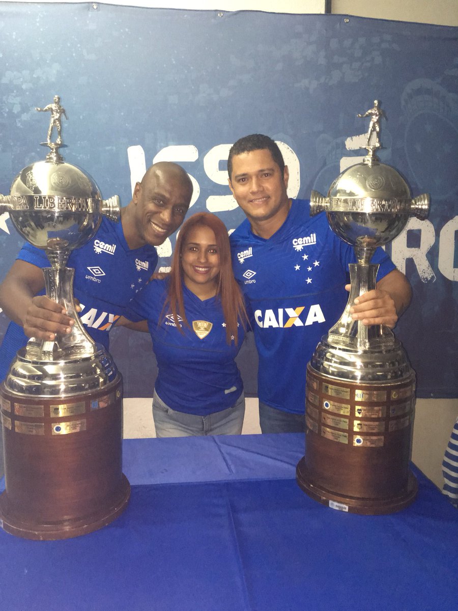 brendacec_'s tweet photo. Obrigada pela noite maravilhosa @sociodofutebol e @Cruzeiro 💙💙💙#RedutoAzul https://t.co/L5AUgyFGEb