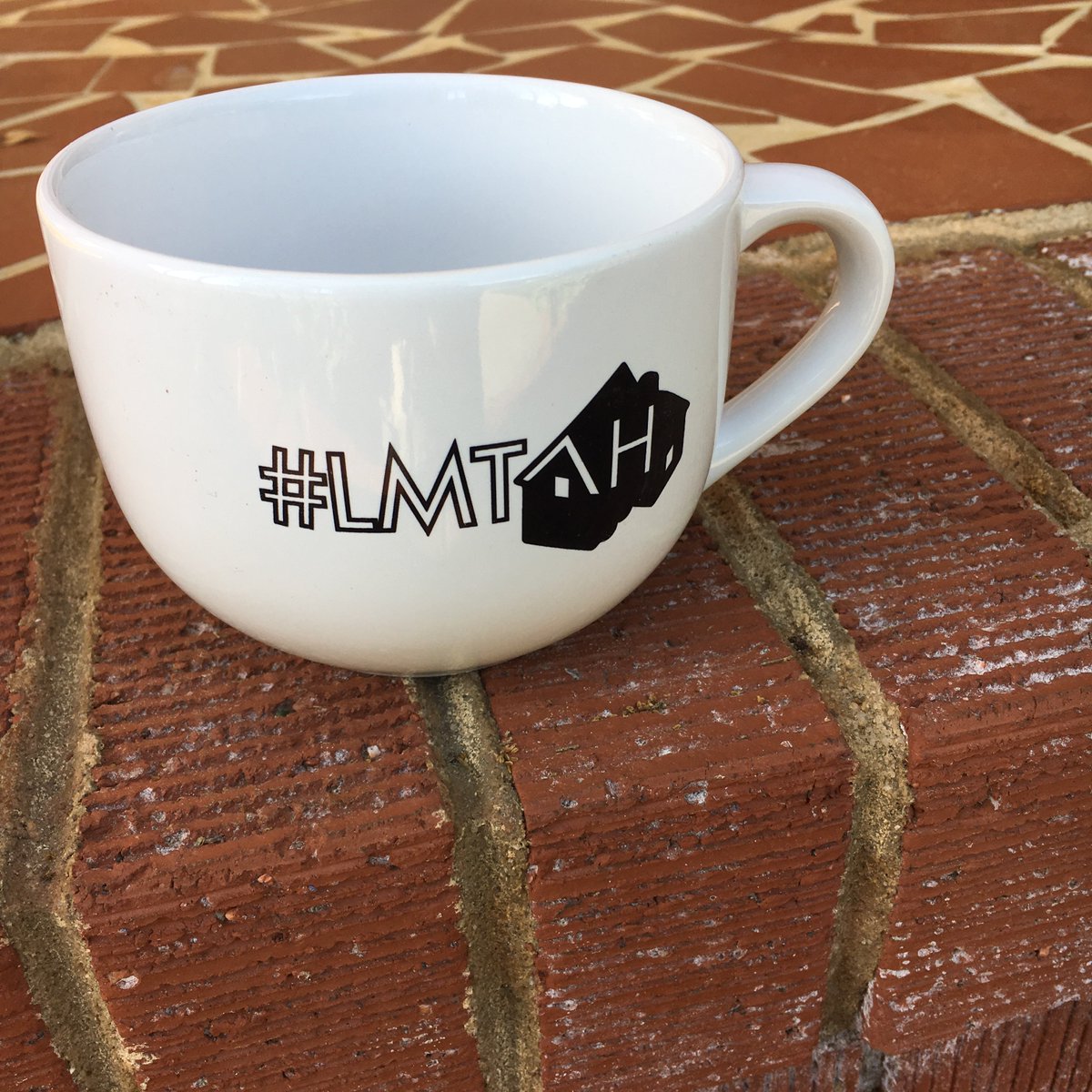ArtHistoryElon's tweet photo. Hey ya'll, guess what... THEY ARE HERE! #TheTimeisNow (shout out to @artstuffmatters for calling us to remember MLK's words).
#LMTAH #LearnMore #TakeArtHistory #GetAMug
#PowellHousePorch @elonuniversity #ElonGrad @elonalumni https://t.co/HlvatFz5p5