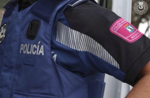 policiademadrid's tweet photo. Esperamos la pronta recuperación de nuestros dos compañeros y otras dos personas que esta mañana se vieron envueltas en un accidente de tráfico en #CiudadLineal 
Los cuatro ya han sido dados de alta afortunadamente 👍🏼 https://t.co/YCaOohtFNo
