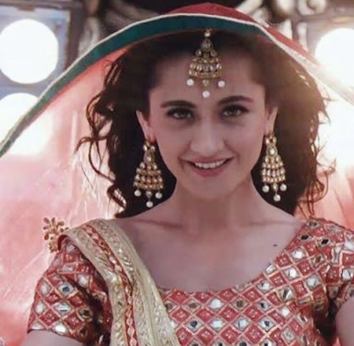 LoveKH_Intezaar's tweet photo. from a bubbly actress to a woman who was left alone in the altar to a strong mother......
Kamini Mathur is a strong character played gracefully by @iamsanjeeda 

#LoveKaHaiIntezaar  
do u miss her😘 https://t.co/ccBXaj0Nbk