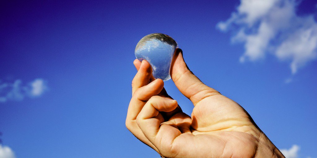 ondiseno's tweet photo. ¡Una buena alternativa a las botellas de plástico! Esta burbuja comestible almacena agua potable. La podrás ver hasta el 13/5 en #DesignDoes, la expo que muestra cómo el #diseño da forma a los retos globales de nuestra sociedad https://t.co/LsSLvevGLR @museudeldisseny @ElisavaBCN https://t.co/6QPGinFFol