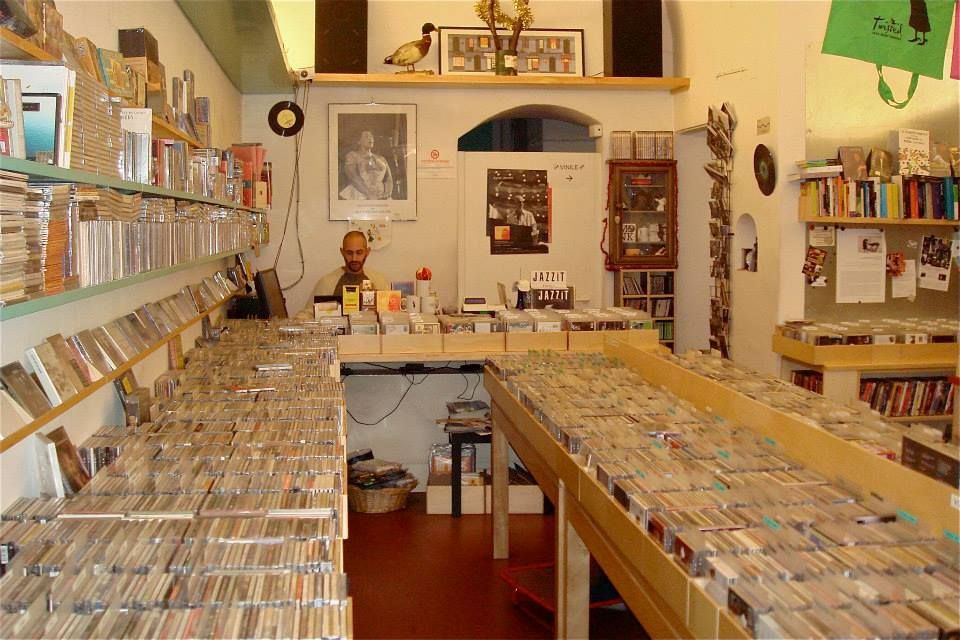 Engaged2death's tweet photo. Il cofanetto #DVD+LIBRO de #ifidanzatidellamorte è ora disponibile anche a Firenze al, Twisted Jazz Shop, un vero punto di riferimento per chi cerca film e musica di qualità. Amici fiorentini, ora sapete dove andare! #TwistedJazzShop 
https://t.co/HHffefGxAD https://t.co/CVyNeYa0gQ