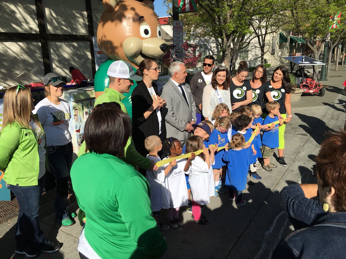 Mayor Dave Bieter cut the ribbon and the fundraising continues for Idaho Gives 2018. Come and join us in the Basque block.  #Idahogives
