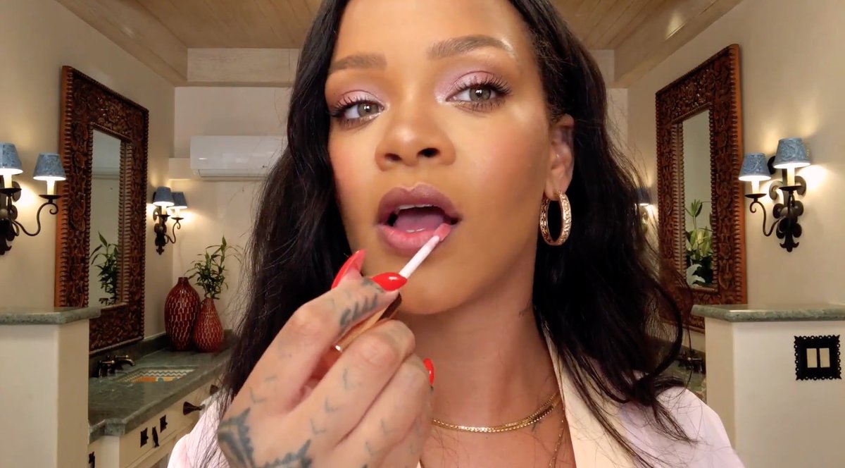 glowkit's tweet photo. Me putting on lip gloss https://t.co/ezNyZNXFuq