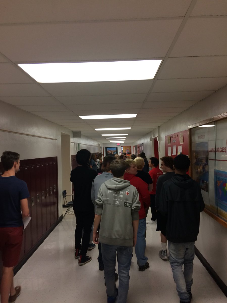 msweilertHG's tweet photo. SMN student mentors giving our HG 8th graders a tour. @SMNindians #HappeningatHocker https://t.co/JKZgGGbkBx