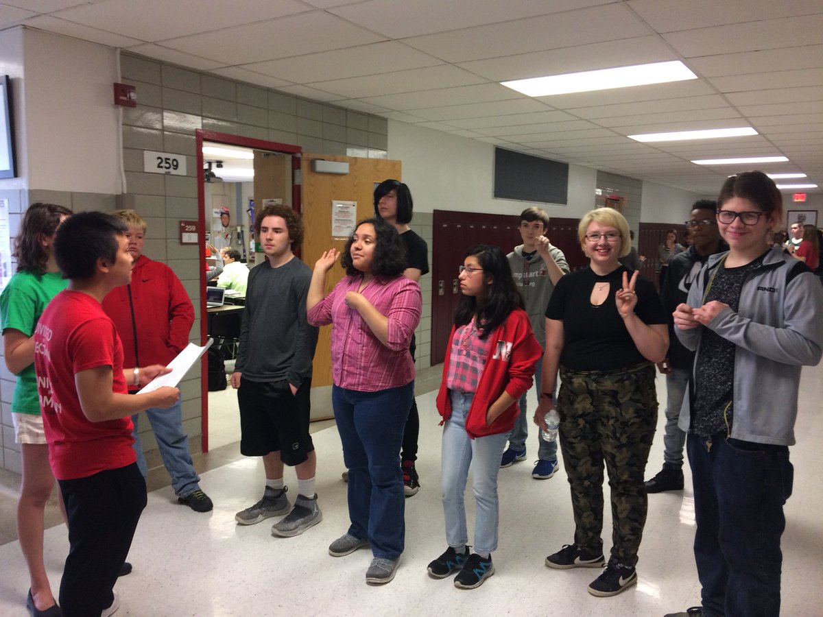 msweilertHG's tweet photo. SMN student mentors giving our HG 8th graders a tour. @SMNindians #HappeningatHocker https://t.co/JKZgGGbkBx