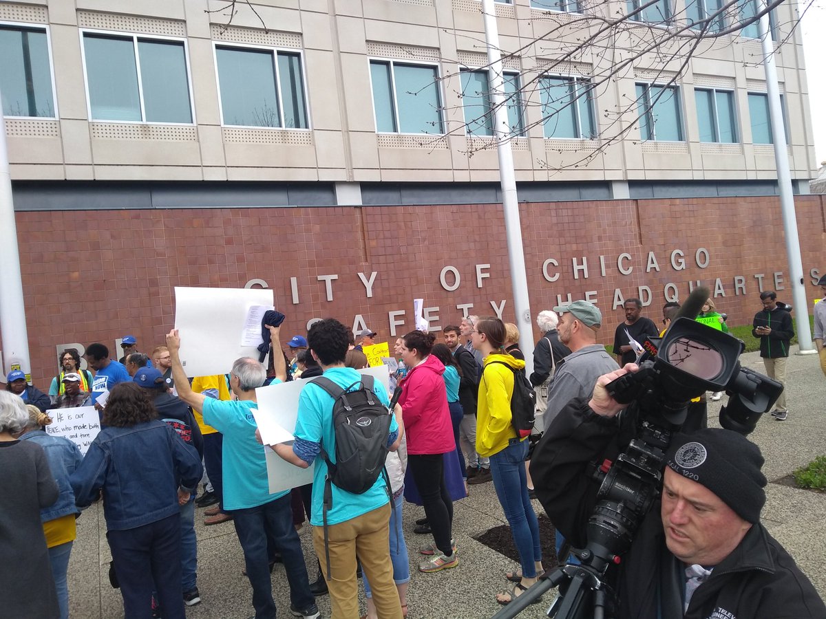 ChgoCivilRights's tweet photo. Gathering at @Chicago_Police HQ to demand changes to the CPD union contracts with @CPCAChicago coalition of policy and organizing groups #ReformFOP #NationalDayOfPrayer https://t.co/ELa7RxAKRg