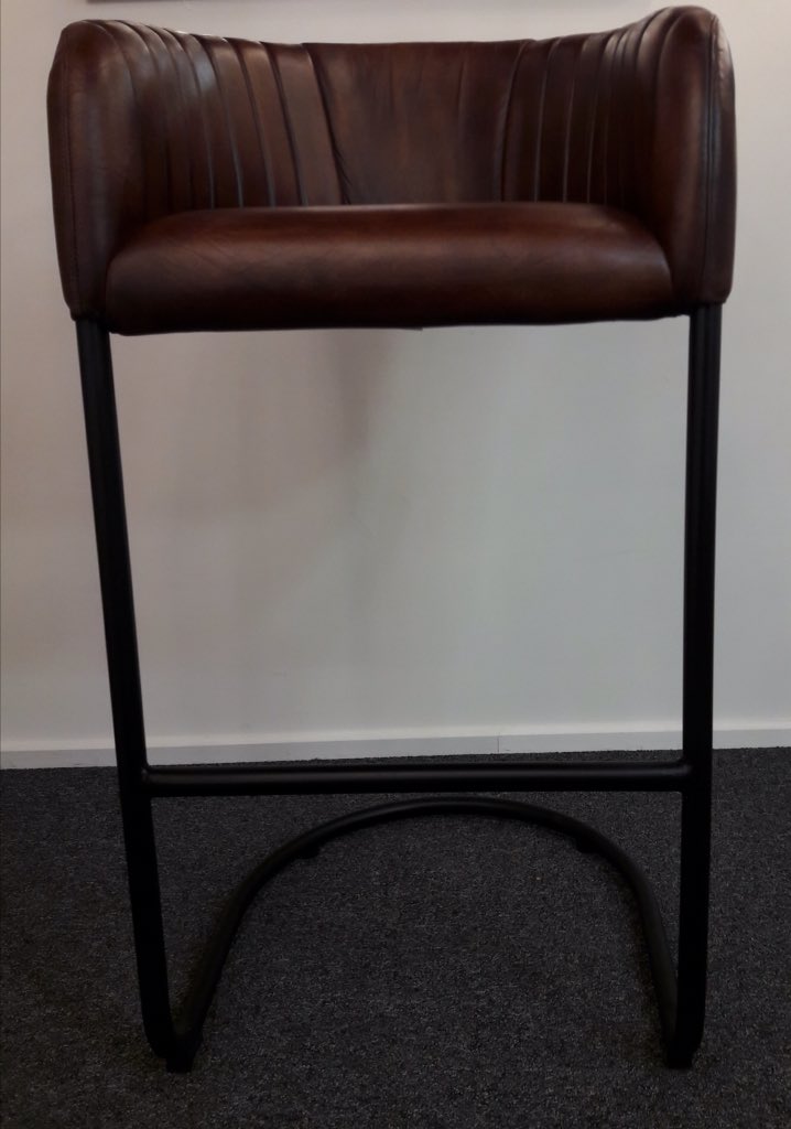 FamousLampShop's tweet photo. Not just 'Little Lamps'.  We sell so many beautiful products to 'make your house, your home'. Come and see the our selection of stools &amp; benchs etc @thefamouslittlelampshop 
.
#alcesterlighting #alcester #lighting #showroom #thefamouslittlelampshop #art #home #makingahouseahome https://t.co/FgzLyOypWd