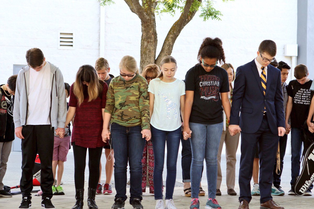 fresnochristian's tweet photo. Campus students gather in quad before school for #nationaldayofprayer, May 3. 
Students and parents pray for school, city, state and nation as well as worship. Join us for worship/prayer at 9:30 a.m. in @pcfresno auditorium.

 #fresnochristianschools #FCprayer #fresnochristian https://t.co/6LPy7GwyUJ
