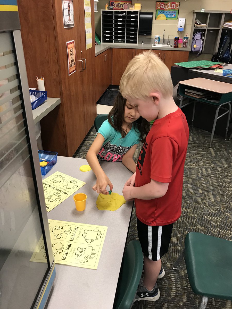 PearsonsPride's tweet photo. Shape work during math #magicofmath https://t.co/EbwF21le8N