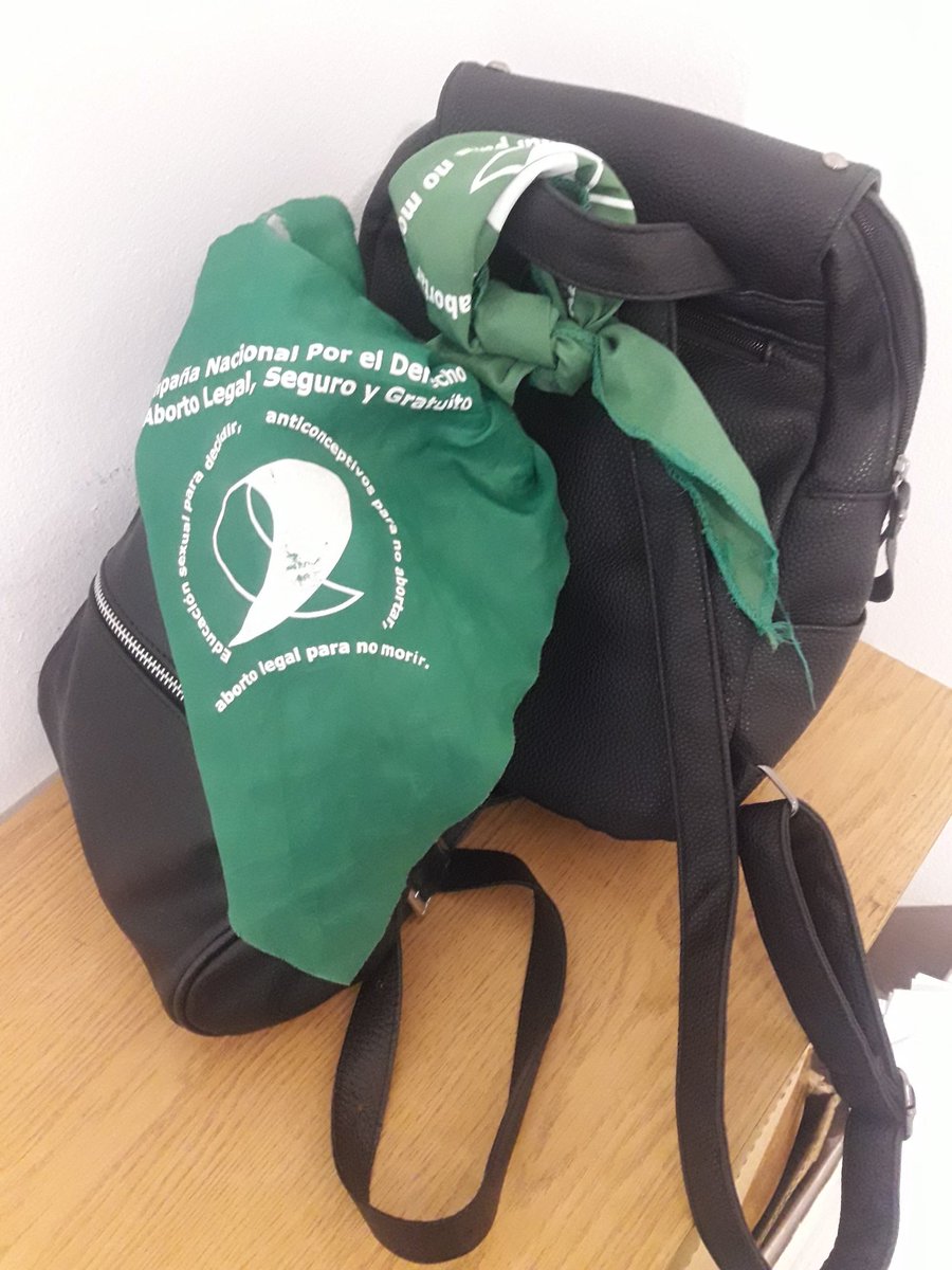 mlauramondino's tweet photo. En la oficina también gritamos #VivasYLibresAbortoLegal ✊💚
#AbortoLegalYa https://t.co/kjtKOYn6Kx