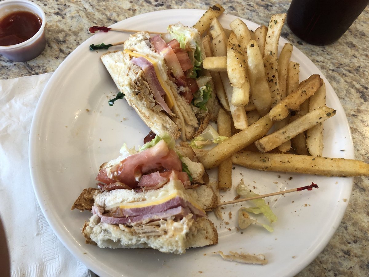 VaHunt21's tweet photo. Turns out lunch in Petersburg isn’t that bad though 🤔👌🏼 #PBurg #Alibi #EatsAndDrinks https://t.co/7zRzJVJxM2