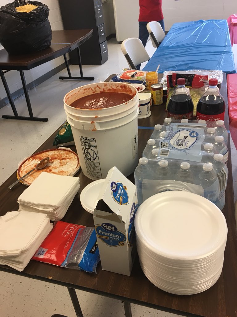 Clinton_StuCo's tweet photo. Let’s TACO ‘bout how great we think the girls teachers and admin are! We appreciate all you do! https://t.co/WsOvXfljTl