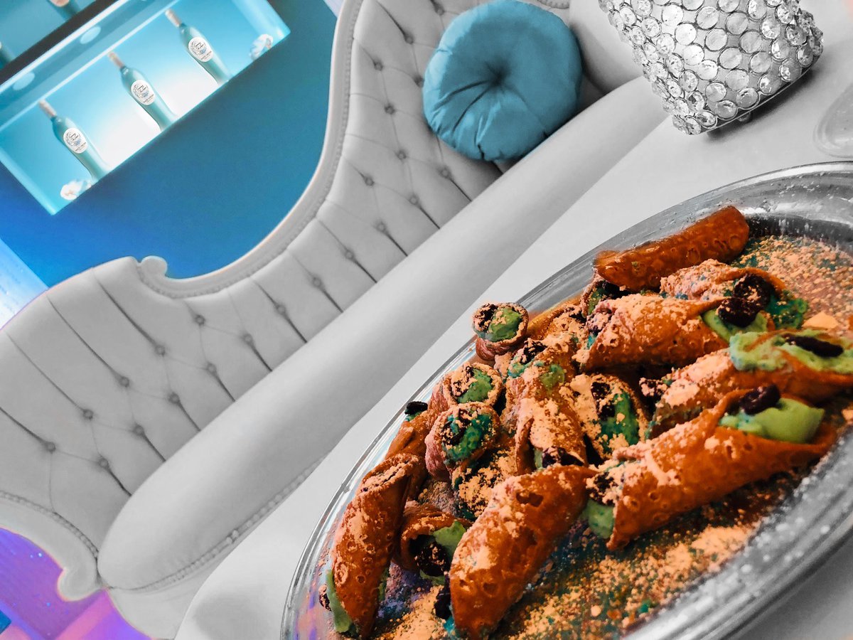 Peek inside the Gemma di Luna Boutique during the 75th Annual WSWA Convention.

It was a #GemmaMoment to remember with authentic Italian cuisine &amp; a wall adorned with luminous gems &amp; Gemma di Luna bottles.

#WSWA #GemmaDiLuna #ItalysGems #Wine #WhiteWine #ItalianWine