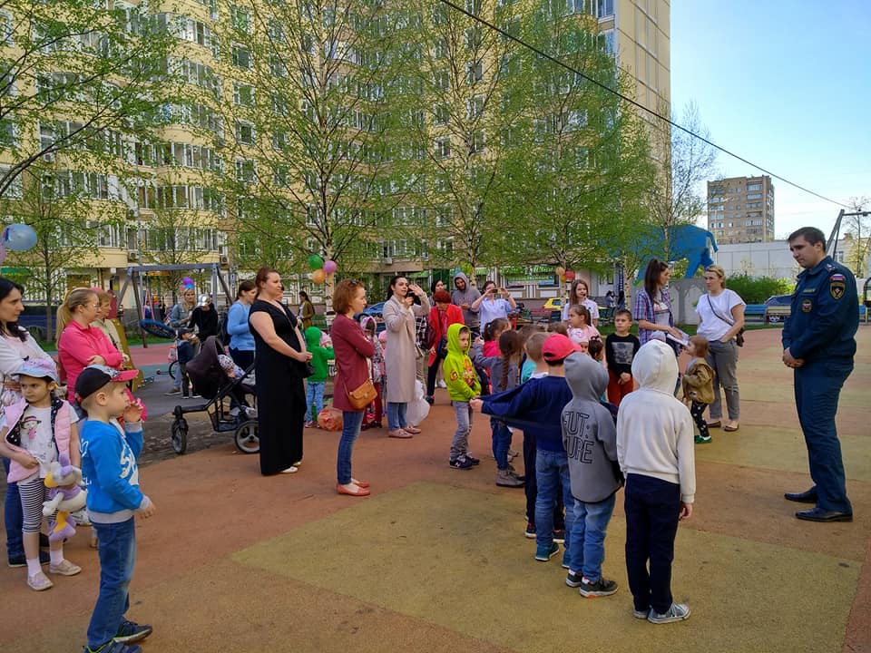 Marfino_Guide's tweet photo. Инспектор МЧС рассказывает юным жителям ЖК Марфино, что игры с огнем могут быть очень опасны @Marfino_Guide https://t.co/IaHDxy0ADN
