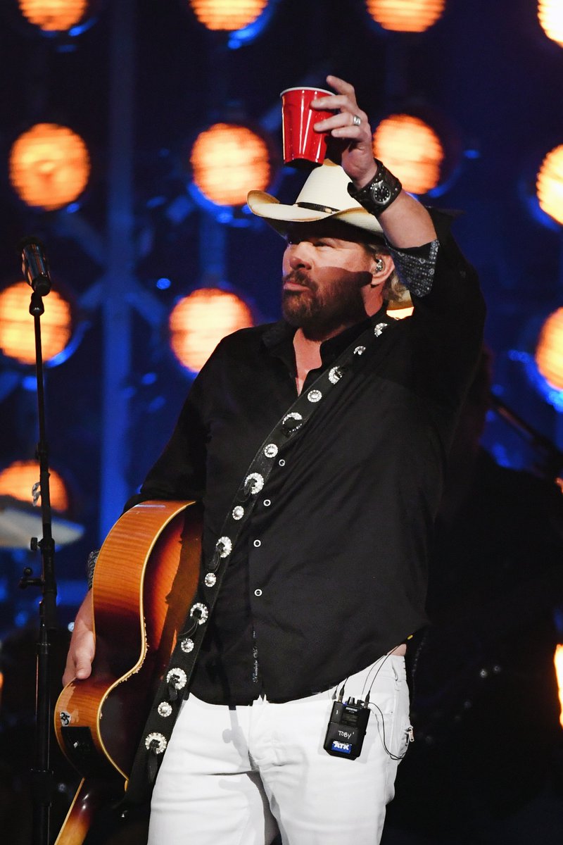 tobykeith's tweet photo. Red Solo Cups in the air if you're ready to party this weekend! #RedSoloCup https://t.co/VzBtv1hdoc