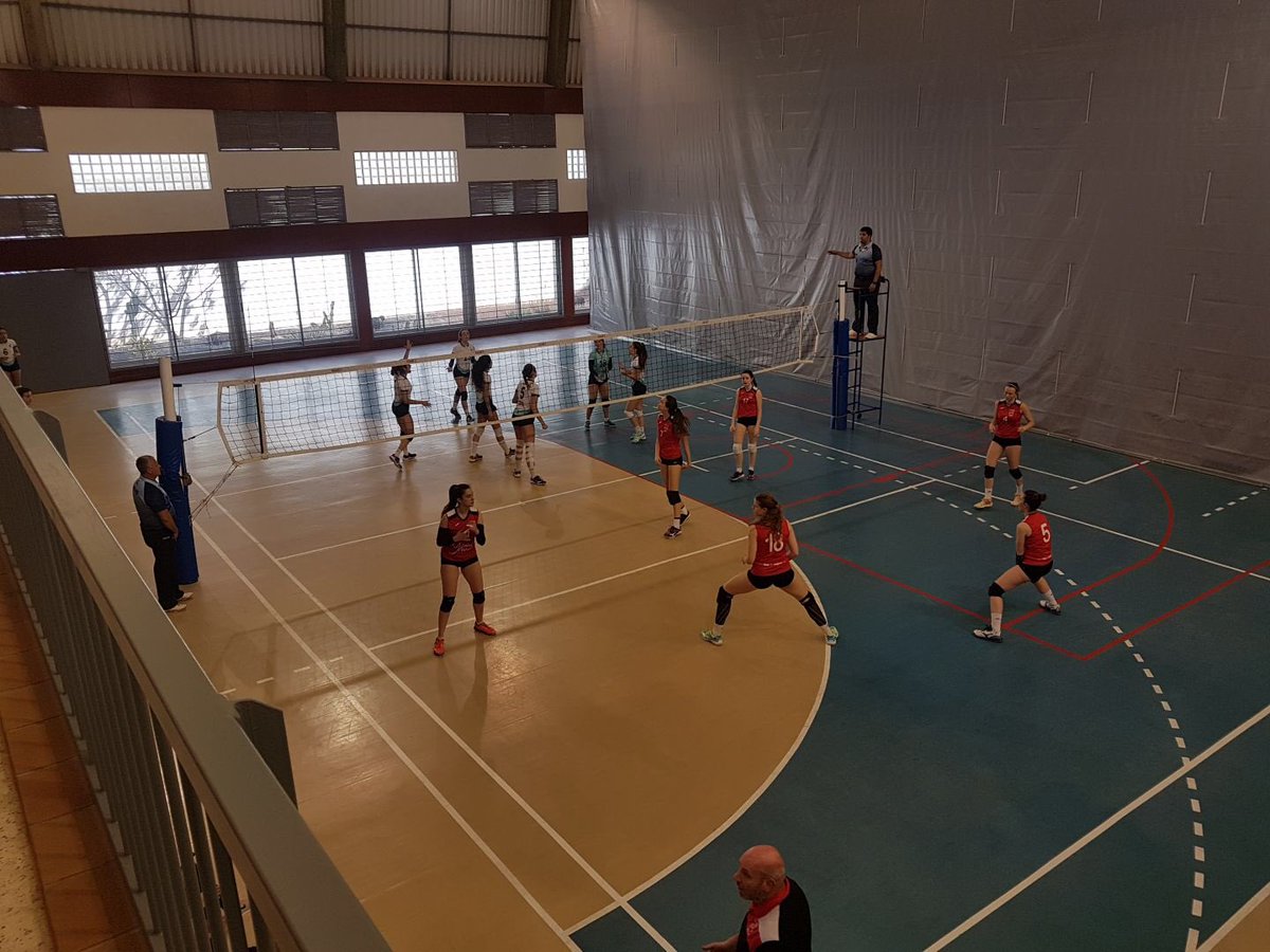cvxativa's tweet photo. El primer set es para las juveniles del @cvxativa,quienes están jugando contra el #santjust en el #CEJF2018. Partido complicado después de una comida un tanto accidentada...🤢Ànim equip!💪🏻🏐❤️ #aperelles #orgullsetabensejuvenil #imporwagen #Xàtiva #voleibol https://t.co/lJz4cyhhI0