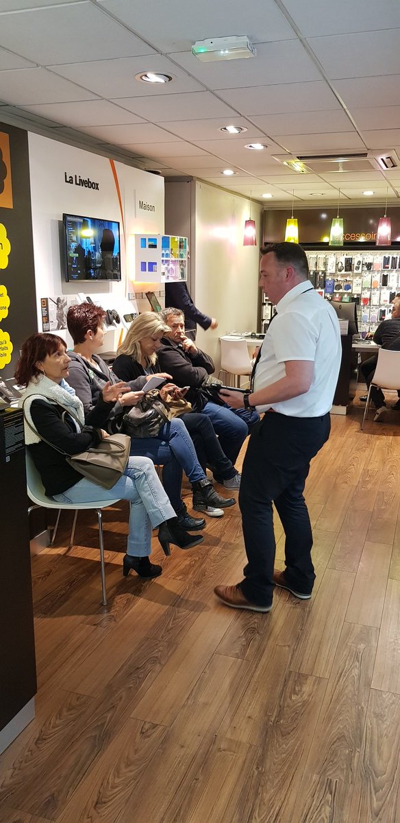 alcommault's tweet photo. Accueil très sympathique par Gordon et son équipe dans la boutique #Orange @GDT de Privas ! Beaucoup de monde accueilli avec  professionnalisme avec la tablette Nomadis :-) #TouslessouriresGdt @fredcolard @NathalieRoyer_ @dcogdt https://t.co/pVAZ4MmLNH