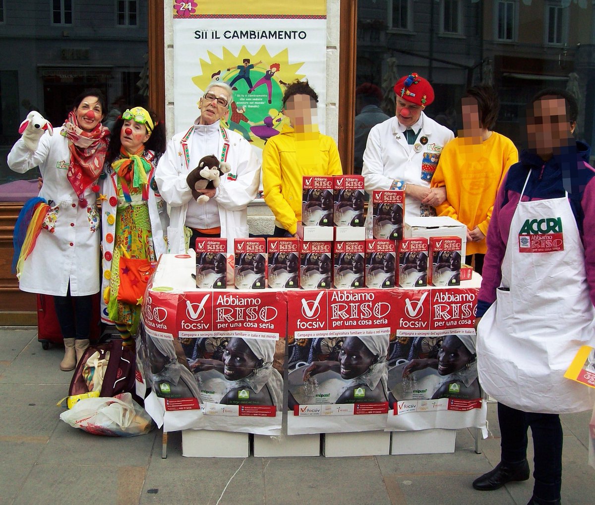 ClownDottori's tweet photo. Sabato 5 e domenica 6 maggio in Piazza della Borsa a #Trieste, i #clowndottori con l'#ACCRI per "Abbiamo riso per una cosa seria"
@ongaccri @campagnamica @FOCSIV #risoxunacosaseria https://t.co/ZeIFw3OzB4