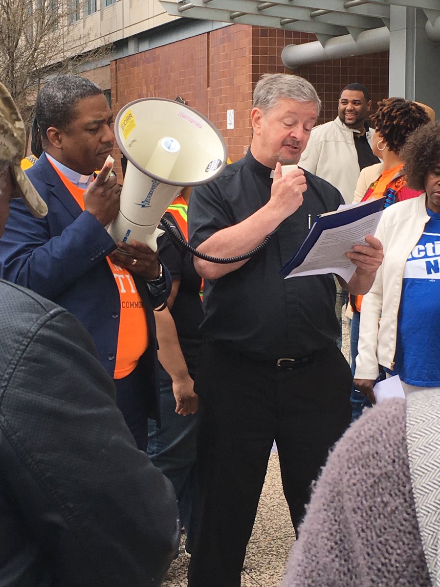 jcua_chicago's tweet photo. Rev. Larry Brown: God of light, there is no doubt in our minds that the current police contracts allow for abuse of our most precious gifts, our families and our communities. #reformCPD #reformFOP https://t.co/SYULLOJkhs