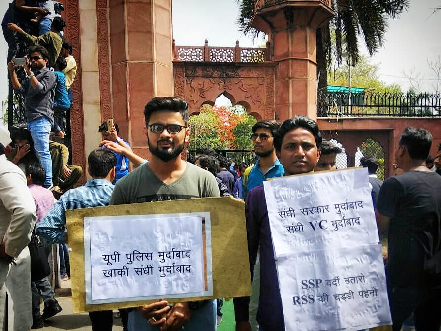 aasimanwr's tweet photo. It's not #Muslim nor #hindu
not #amu #jnu or #bhu
Its #India against #abvp #HinduYuvaVahini #rss #sanghi_terrorism

#up_police_murdabad
#westandwithamu
#aligarhmuslimuniversity #fight_back https://t.co/DZLiddsZlo