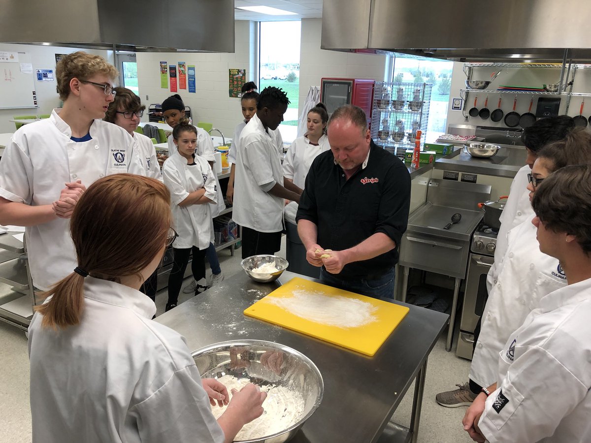 ShelbyMuha26's tweet photo. We ❤️ Demos! Thank you for teaching us @stripschicken1 #owlpower #culinaryprep2 https://t.co/tjk7UJ4b9z