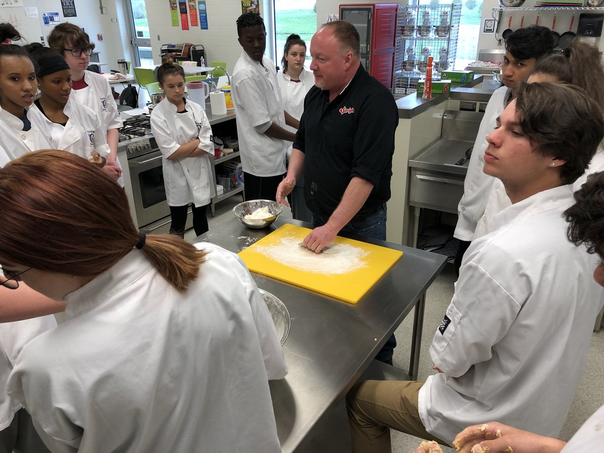 ShelbyMuha26's tweet photo. We ❤️ Demos! Thank you for teaching us @stripschicken1 #owlpower #culinaryprep2 https://t.co/tjk7UJ4b9z