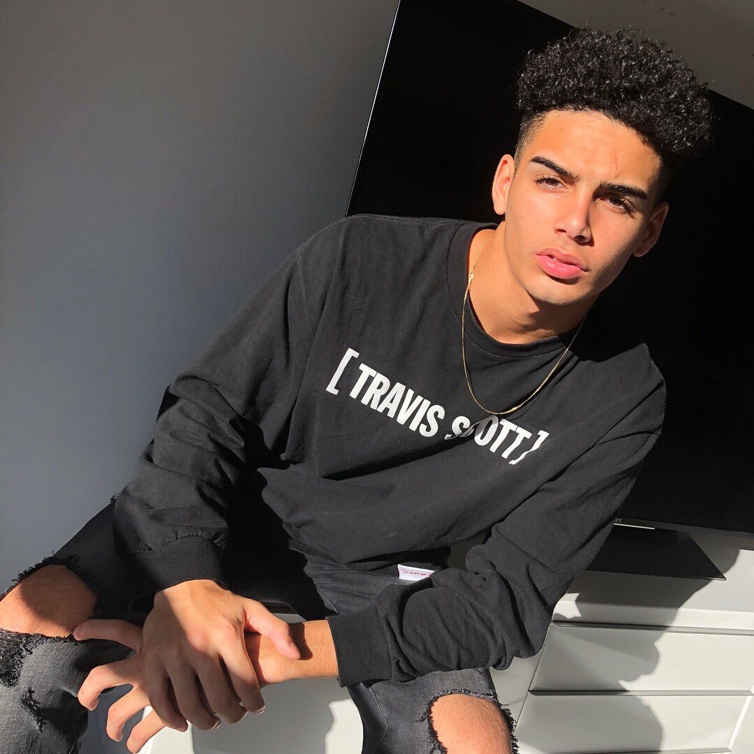 highfrequincy's tweet photo. It’s ya boy’s birthday. 19🤩 https://t.co/uBMNr2Uv6G