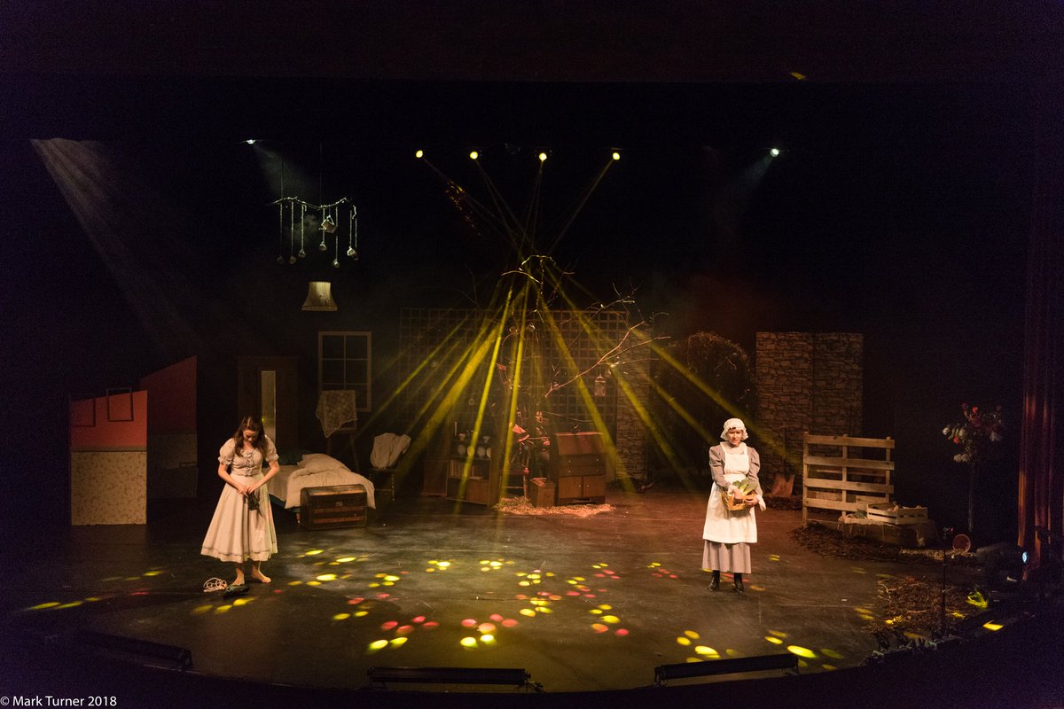 MarkMakesPhotos's tweet photo. What a difference TWO weeks makes!
Dan Smith/Tech team thrice transformed @Lhdtheatre stage for @LHeadRep :Chequers in #YesPrimeMinister ,Misselthwaite Manor in #TheSecretGarden + hotel suite for #CommunicatingDoors showing until Saturday. Get tickets now #repreturnstoleatherhead https://t.co/es4Tp4Z3mF