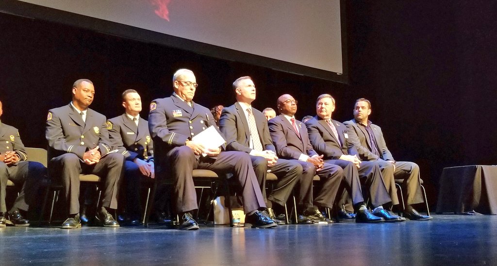 DallasFireRes_q's tweet photo. @DallasFireRes_q gives thanks to our @CityOfDallas officials for coming out and showing your support for #RecruitClass 335-339! @Jon_E_Fortune @ServeDallas #RickCallahan #TennelAtkins #ServiceBeforeSelf https://t.co/nUWDRSaGaM