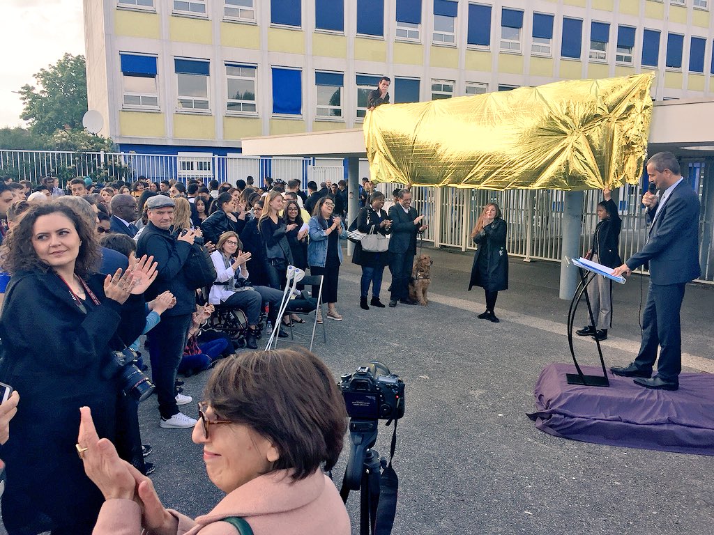 SICARTB's tweet photo. Très beau projet en #Artsplastiques de #cocréation et de #collaboration entre les élèves, les enseignants du lycée général Delacroix et le lycée pro LeRoland de #Drancy #SeineSaintDenis et l’artiste #ShaniHA  Parcours #EAC #Citoyen #Avenir @AcCreteil @eduscol_AP @igartsplastique https://t.co/MOG29djTbP