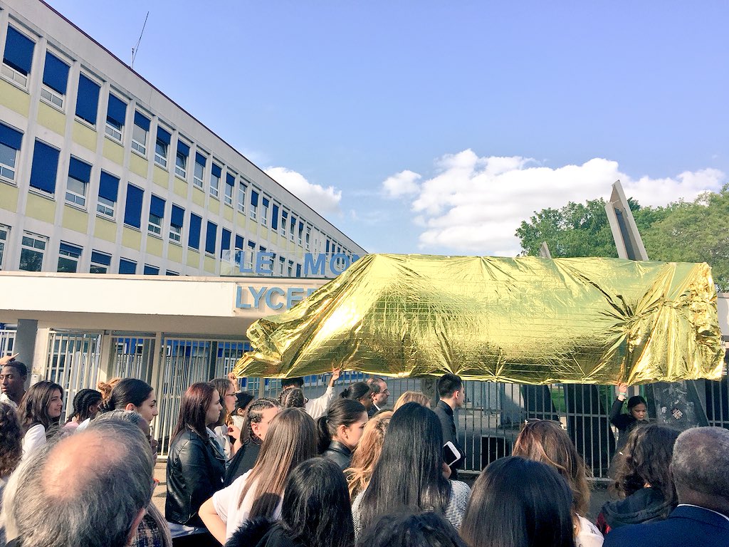 SICARTB's tweet photo. Très beau projet en #Artsplastiques de #cocréation et de #collaboration entre les élèves, les enseignants du lycée général Delacroix et le lycée pro LeRoland de #Drancy #SeineSaintDenis et l’artiste #ShaniHA  Parcours #EAC #Citoyen #Avenir @AcCreteil @eduscol_AP @igartsplastique https://t.co/MOG29djTbP