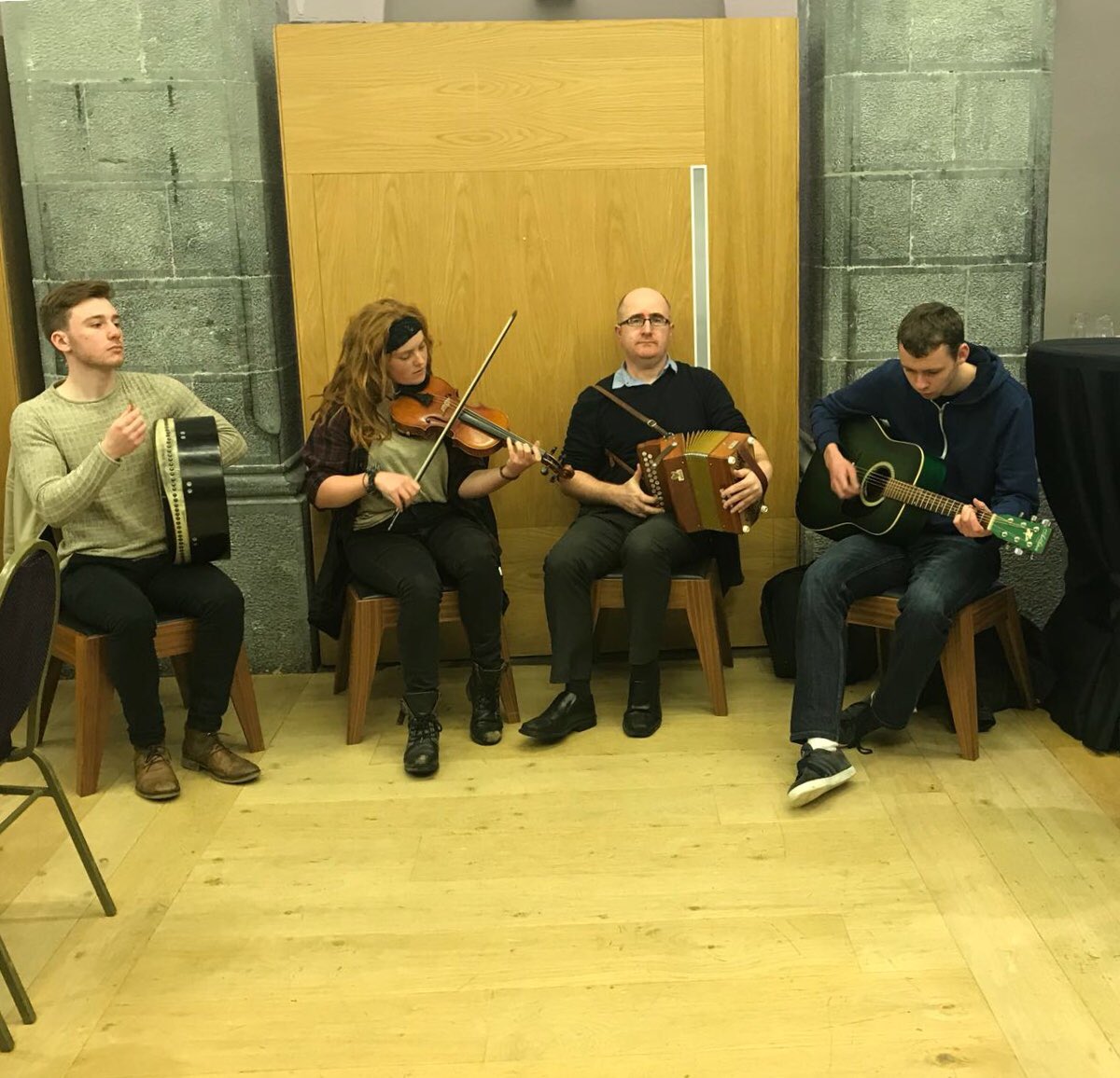 Foras na Gaeilge (@forasnagaeilge) on Twitter photo An slua ag bailiú don ócáid tráthnóna in @oegaillimh - seoladh scoláireacht Mhic Dhonncha, Bronnadh Séala an Aistriúcháin, Seoladh an séú heagrán de <a href="/AnReiviu/">LT: An Reiviú</a> & nuacht faoi @Focloir_GA #Gaeilge #foclóir An slua ag bailiú don ócáid tráthnóna in @oegaillimh - seoladh scoláireacht Mhic Dhonncha, Bronnadh Séala an Aistriúcháin, Seoladh an séú heagrán de <a href="/AnReiviu/">LT: An Reiviú</a> & nuacht faoi @Focloir_GA #Gaeilge #foclóir