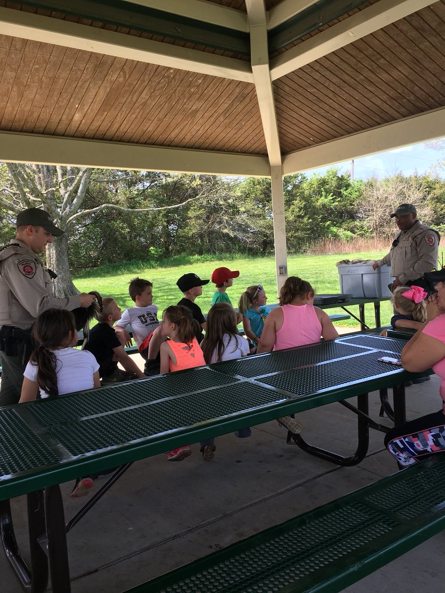 MrsWyattScience's tweet photo. 1st grade field trip to Towne Park #fieldexperience #outdoorclassroom #natureisthebestteacher https://t.co/lGGaAqEEQp