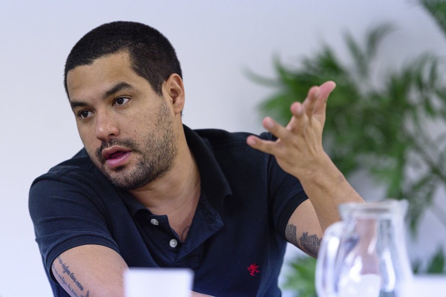 La_Directa's tweet photo. #MIRALLS | Óscar Martínez: “Tant l’amor com l’odi són dos extrems que compliquen el periodisme”. @gemma_g_fabrega entrevista un periodista de referència a l'Amèrica Central. Treballa per @_ElFaro_ https://t.co/ejfwpcnWJ4 Fotos de @MallachPhoto #DIRECTA453 https://t.co/JtYyT3yj9f