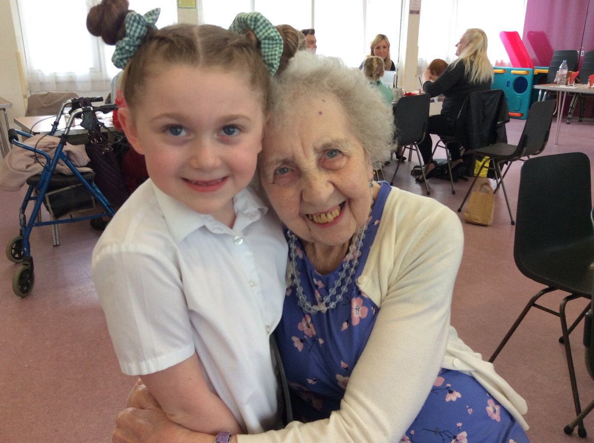 NET_LattonGreen's tweet image. Today Year 2 were lucky enough to spend their lunchtime eating and making new friends with the elderly at @salvationarmyuk .They then enjoyed comparing and sharing their favourite hobbies together as part of their history topic! #NETacademies #salvationarmy #hobbies #community